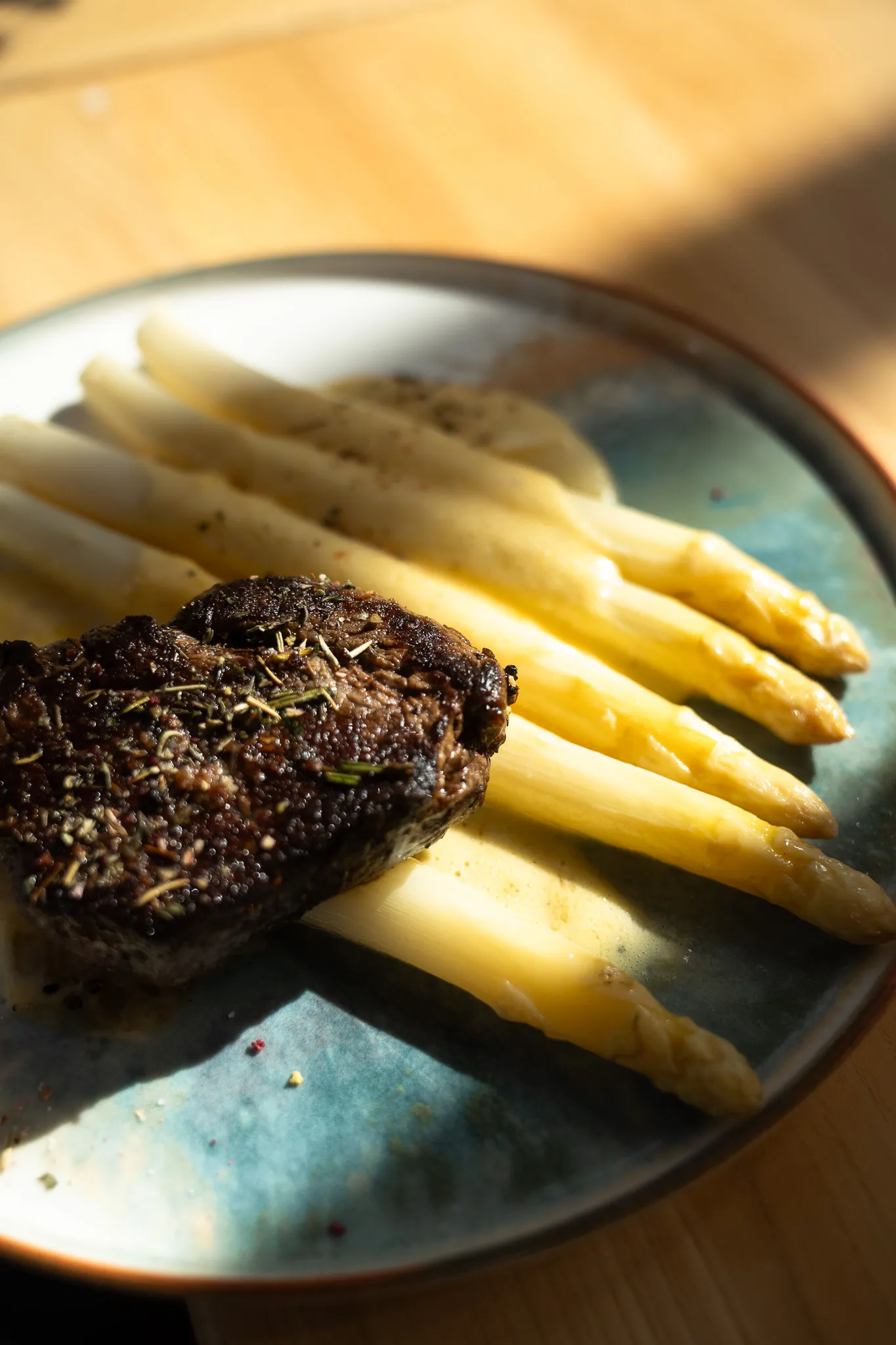 Grilled steak with white asparagus