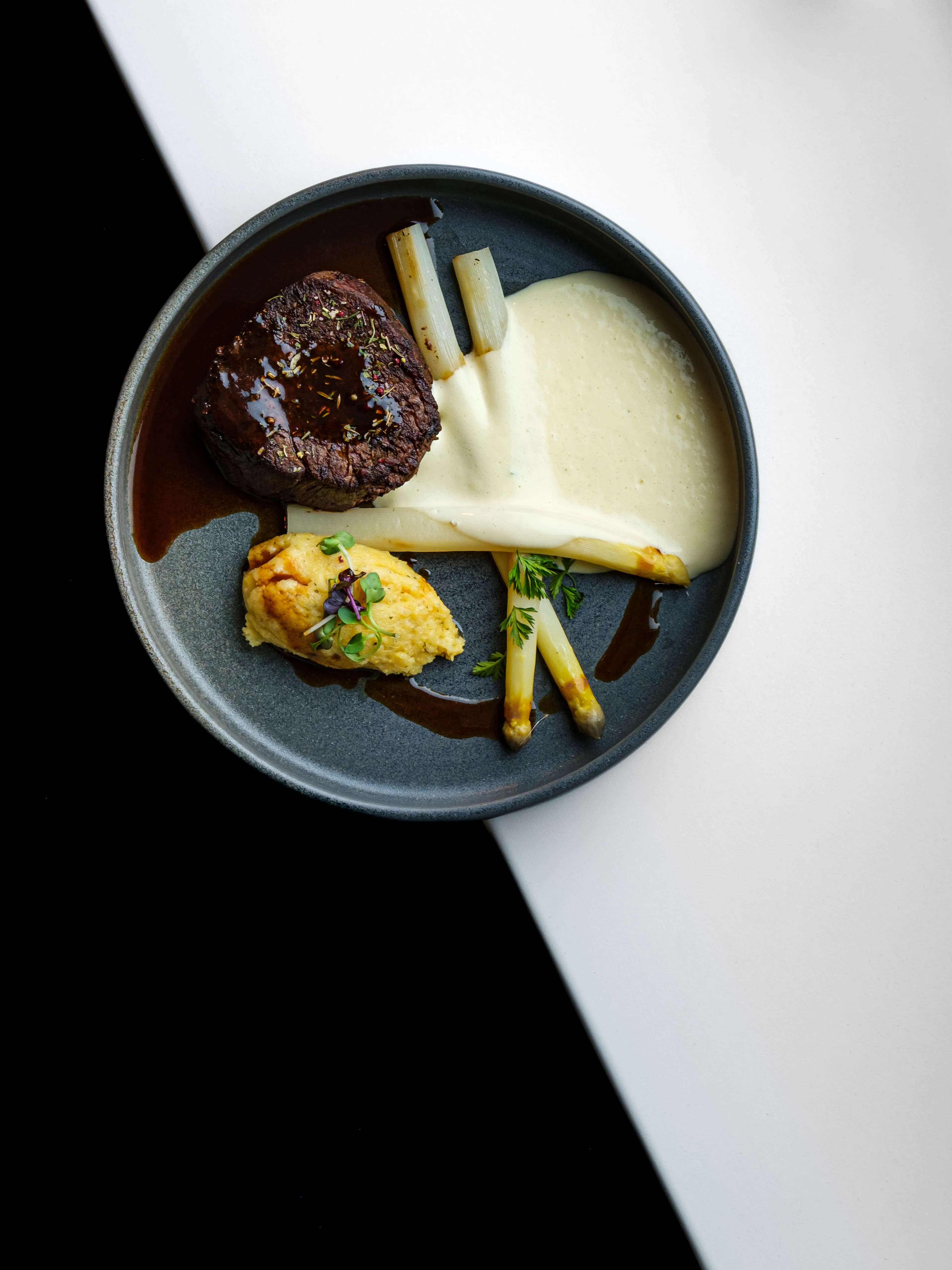 Filet steak with white asparagus and hollandaise