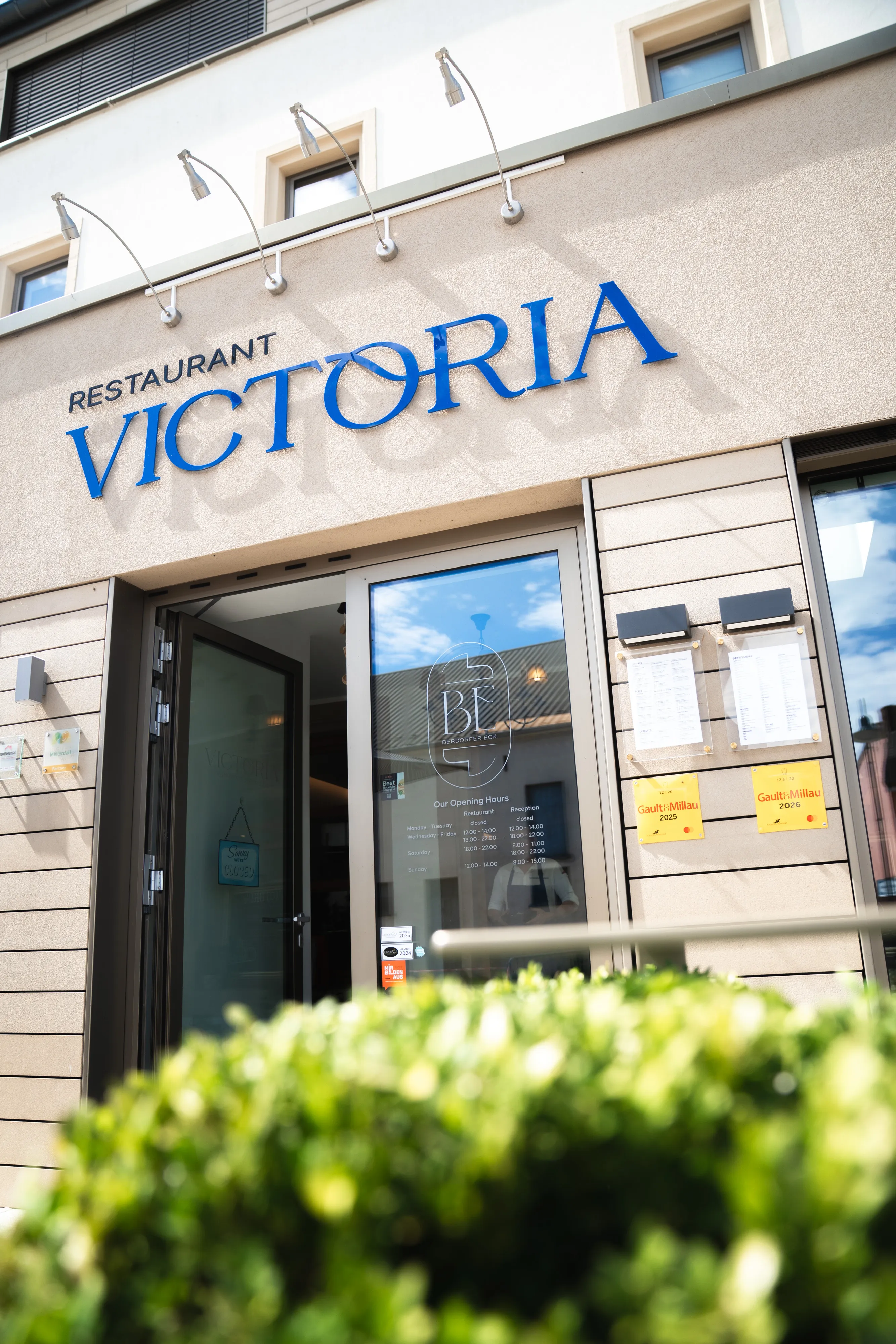 The storefront of Restaurant Victoria